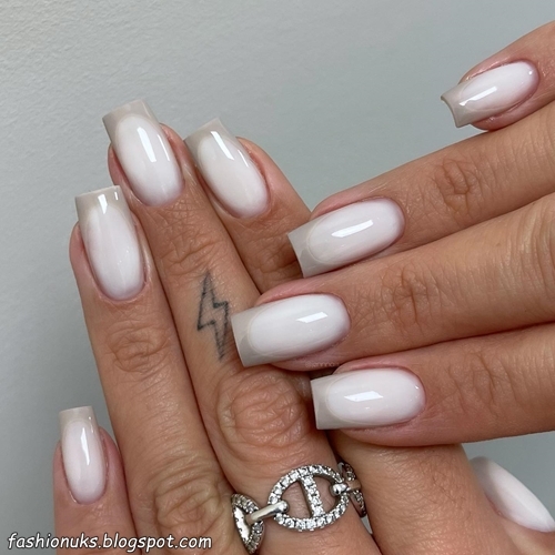 23 Best White and Gold Nail Art Designs 2025 to Try Yourself