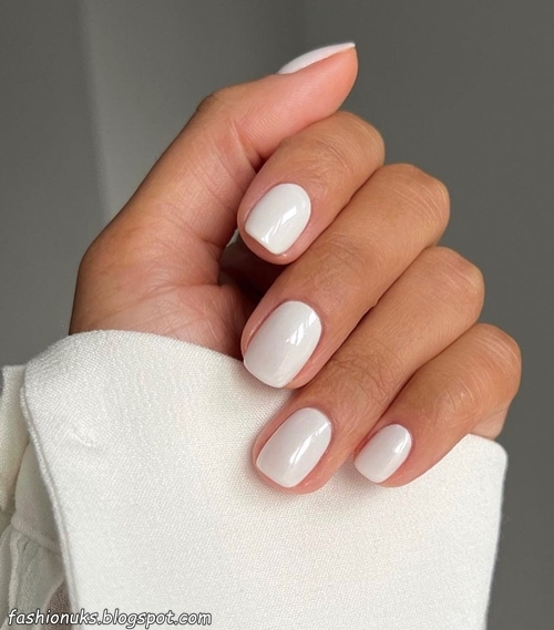 23 Best White and Gold Nail Art Designs 2025 to Try Yourself