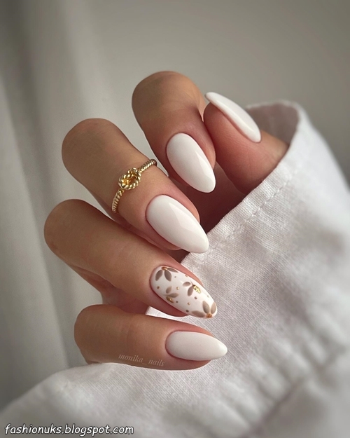 23 Best White and Gold Nail Art Designs 2025 to Try Yourself