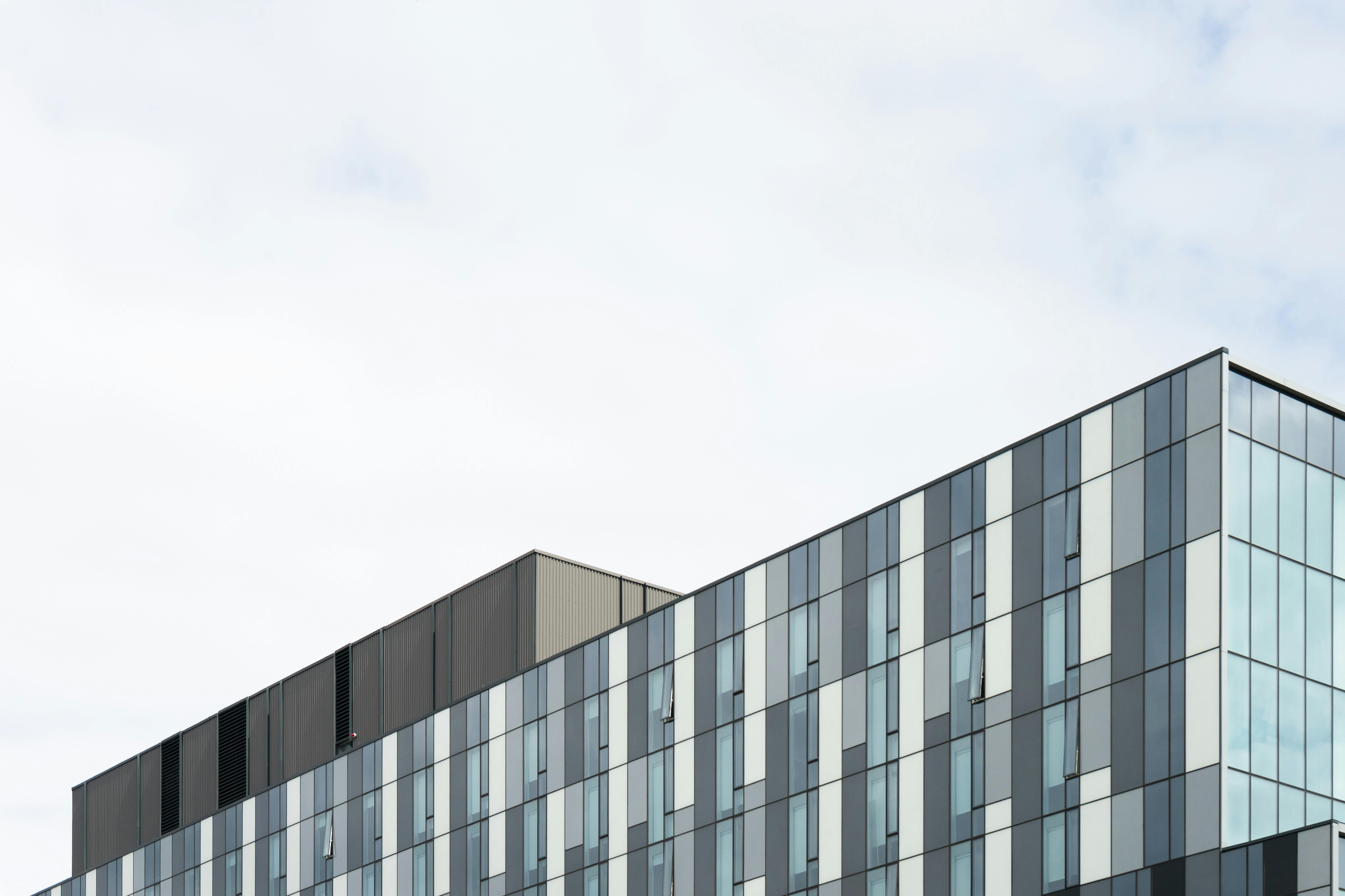 Detaillierter architektonischer Plan auf einem Tisch