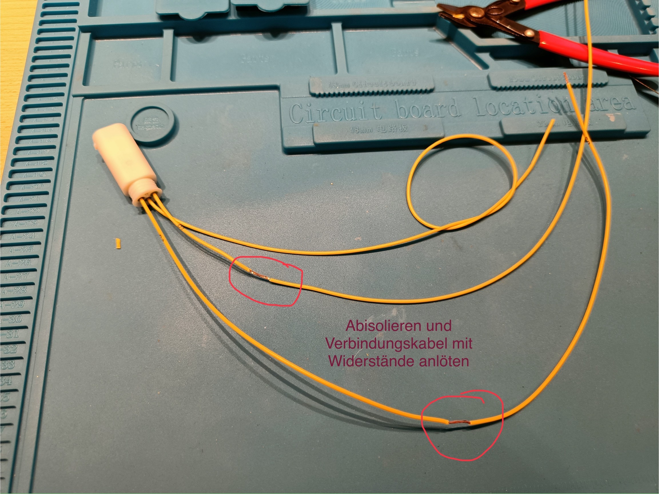 Die Kabel sind beschriftet mit 01 = Masse, 02 = Tachosignal (wird nicht benötigt) und 03 = Plus