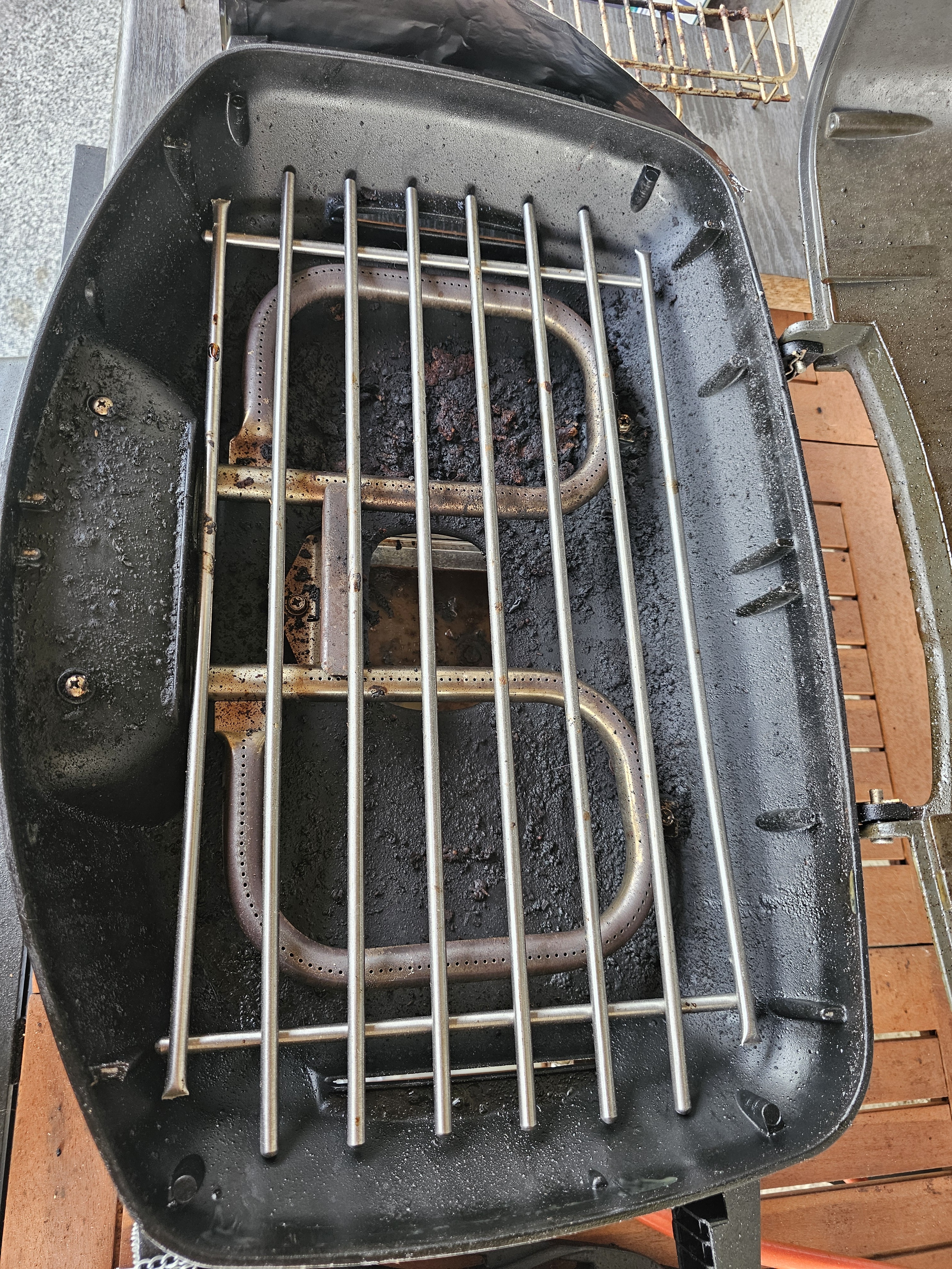 Offener Grill mit zwei Heizspiralen, darauf liegt das Topfgitter